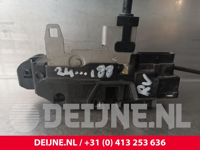 Dörrlåsmekanism, 4-dörrars, höger fram från en Volvo XC90 II 2.0 T8 16V Twin Engine AWD 2017