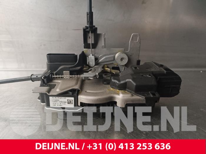 Dörrlåsmekanism, 4-dörrars, höger fram från en Volvo XC90 II 2.0 T8 16V Twin Engine AWD 2017