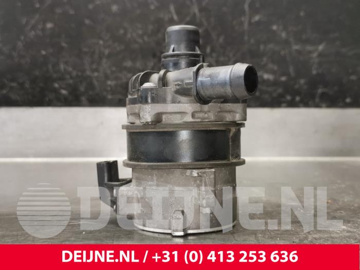 Extra vattenpump från en Volvo XC90 II 2.0 T8 16V Twin Engine AWD 2017