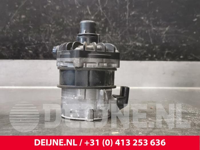 Extra vattenpump från en Volvo XC90 II 2.0 T8 16V Twin Engine AWD 2017
