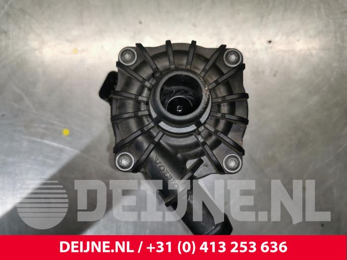 Extra vattenpump från en Volvo XC90 II 2.0 T8 16V Twin Engine AWD 2017