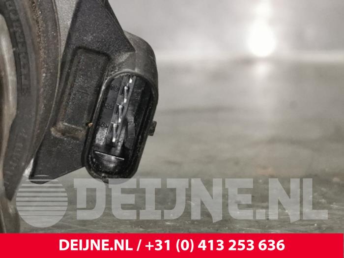 Extra vattenpump från en Volvo XC90 II 2.0 T8 16V Twin Engine AWD 2017