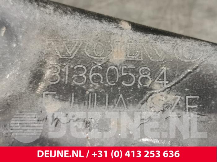 Bakre övre gaffelben, vänster från en Volvo XC90 II 2.0 T8 16V Twin Engine AWD 2017