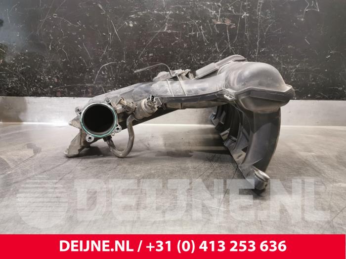 Insugsrör från en Volvo XC90 I 3.2 24V 2008