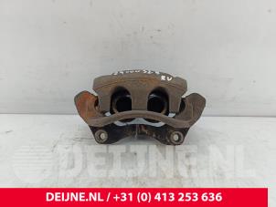 Używane Zacisk hamulcowy prawy przód Opel Movano Combi 2.5 DTI Cena € 30,25 Z VAT oferowane przez van Deijne Onderdelen Uden B.V.