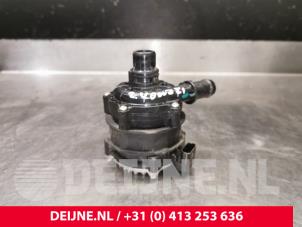 Gebruikte Extra waterpomp Lynk &amp; Co 01 1.5 PHEV Prijs € 60,50 Inclusief btw aangeboden door van Deijne Onderdelen Uden B.V.