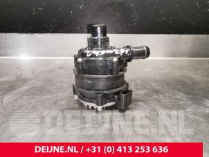 Gebruikte Extra waterpomp Lynk &amp; Co 01 1.5 PHEV Prijs € 60,50 Inclusief btw aangeboden door van Deijne Onderdelen Uden B.V.