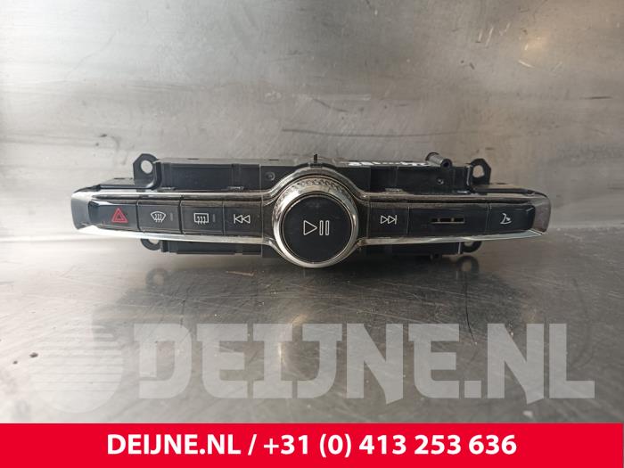 Radiokontrollpanel från en Volvo XC90 II 2.0 T8 16V Twin Engine AWD 2017