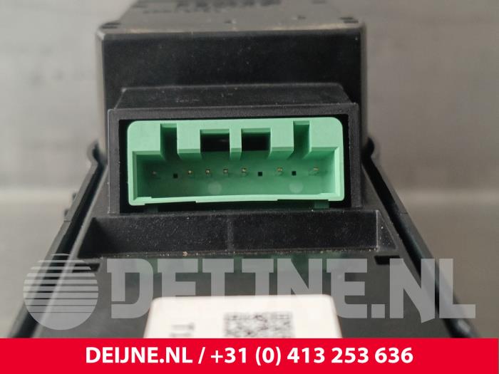 Radiokontrollpanel från en Volvo XC90 II 2.0 T8 16V Twin Engine AWD 2017