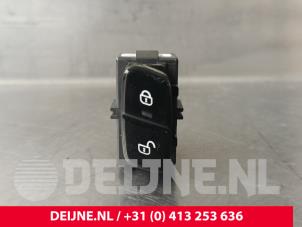 Begagnade Centrallåsbrytare Volvo XC90 II 2.0 T8 16V Twin Engine AWD Pris € 20,00 Marginaltabell erbjuds av van Deijne Onderdelen Uden B.V.