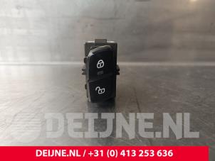 Begagnade Centrallåsbrytare Volvo XC90 II 2.0 T8 16V Twin Engine AWD Pris € 15,00 Marginaltabell erbjuds av van Deijne Onderdelen Uden B.V.