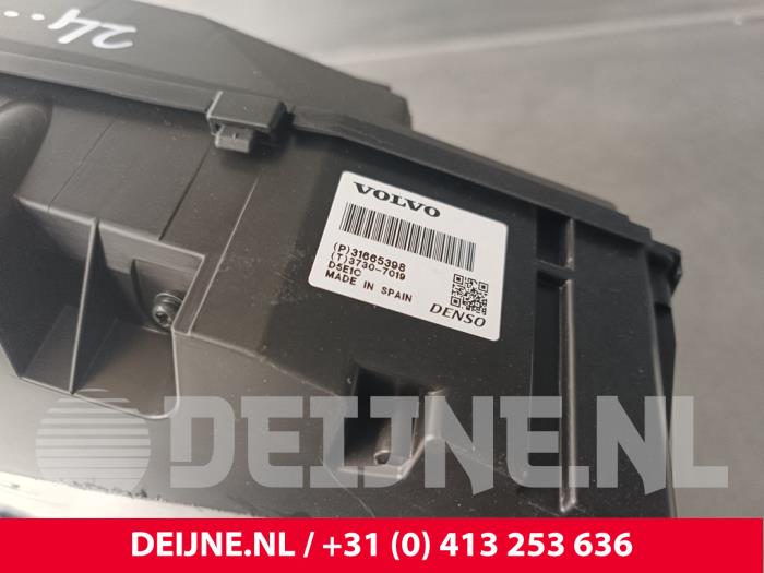 Head-up-display (HUD) från en Volvo XC90 II 2.0 T8 16V Twin Engine AWD 2017