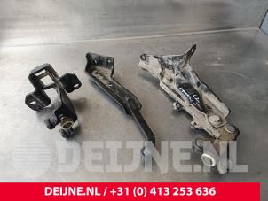 Gebruikte Schuifdeurrol links Fiat Doblo Cargo (263) 1.3 D Multijet Prijs € 84,70 Inclusief btw aangeboden door van Deijne Onderdelen Uden B.V.