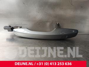 Gebruikte Portiergreep 4Deurs links-voor Volvo V90 II (PW) Prijs € 90,75 Inclusief btw aangeboden door van Deijne Onderdelen Uden B.V.