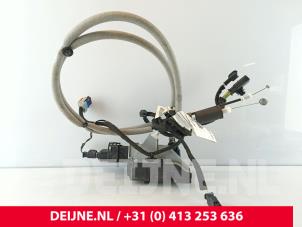 Gebruikte Schuifdeur Slotmechaniek rechts Peugeot Expert (V1/VA/VB/VE/VF/VT/VY) 2.0 Blue HDi 120 16V Prijs € 90,75 Inclusief btw aangeboden door van Deijne Onderdelen Uden B.V.