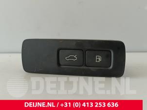 Begagnade Spak, baklucka Volvo V60 II (ZW) 2.0 T8 16V Recharge AWD Pris € 20,00 Marginaltabell erbjuds av van Deijne Onderdelen Uden B.V.