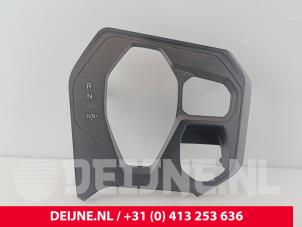 Begagnade Dekorstripe, instrumentbräda Lynk &amp; Co 01 1.5 PHEV Pris € 60,50 Inklusive moms erbjuds av van Deijne Onderdelen Uden B.V.