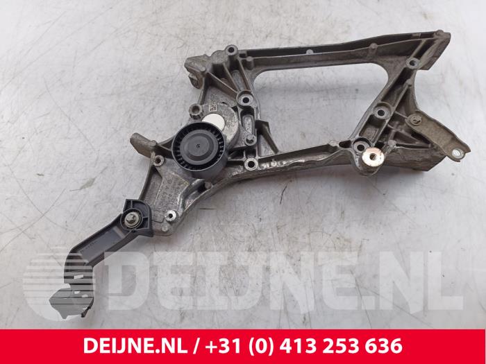 Undre fäste, generator från en Mercedes-Benz Vito (447.6) 2.2 114 CDI 16V 2015