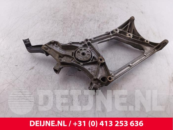 Undre fäste, generator från en Mercedes-Benz Vito (447.6) 2.2 114 CDI 16V 2015