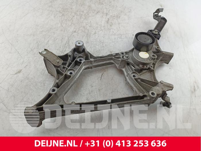 Undre fäste, generator från en Mercedes-Benz Vito (447.6) 2.2 114 CDI 16V 2015