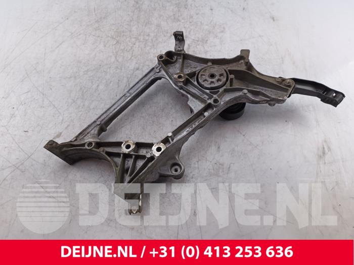 Undre fäste, generator från en Mercedes-Benz Vito (447.6) 2.2 114 CDI 16V 2015