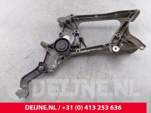 Begagnade Undre fäste, generator Mercedes Vito (447.6) 2.2 114 CDI 16V Pris € 78,65 Inklusive moms erbjuds av van Deijne Onderdelen Uden B.V.