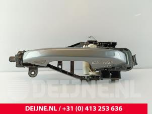 Używane Uchwyt drzwi lewych przednich wersja 4-drzwiowa Volvo V60 II (ZW) 2.0 T6 16V Twin Engine Cena € 70,00 Procedura marży oferowane przez van Deijne Onderdelen Uden B.V.