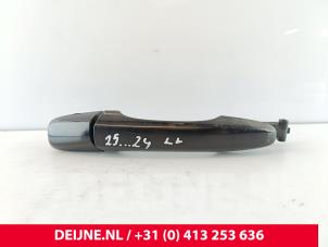 Używane Uchwyt drzwi lewych przednich wersja 4-drzwiowa Volvo V60 I (FW/GW) 2.4 D6 20V Plug-in Hybrid AWD Cena € 40,00 Procedura marży oferowane przez van Deijne Onderdelen Uden B.V.