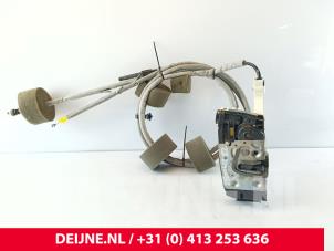 Gebruikte Schuifdeur Slotmechaniek rechts Mercedes Vito (447.6) 2.2 114 CDI 16V Prijs € 235,95 Inclusief btw aangeboden door van Deijne Onderdelen Uden B.V.