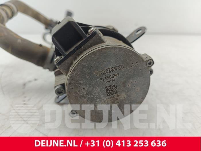 Koelvloeistof pomp van een Volvo XC90 II 2.0 T8 16V Twin Engine AWD 2015