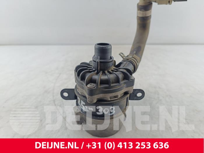 Koelvloeistof pomp van een Volvo XC90 II 2.0 T8 16V Twin Engine AWD 2015