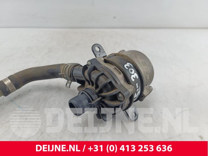 Koelvloeistof pomp van een Volvo XC90 II 2.0 T8 16V Twin Engine AWD 2015