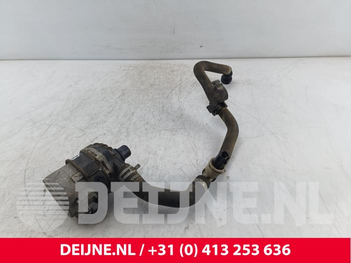 Koelvloeistof pomp van een Volvo XC90 II 2.0 T8 16V Twin Engine AWD 2015