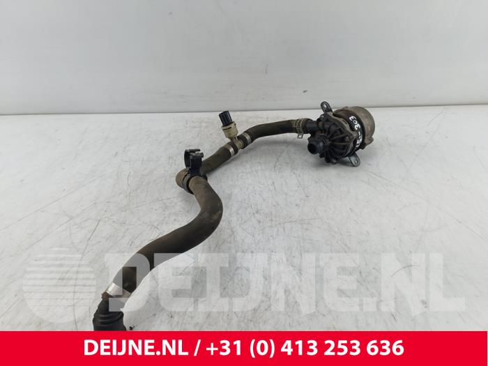 Koelvloeistof pomp van een Volvo XC90 II 2.0 T8 16V Twin Engine AWD 2015