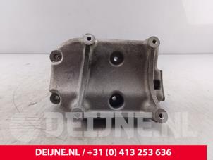 Używane Wspornik pompy klimatyzacji Iveco New Daily VI 50C18, 60C18 Cena € 24,20 Z VAT oferowane przez van Deijne Onderdelen Uden B.V.