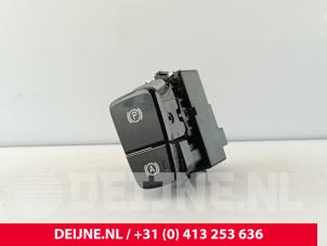 Gebruikte Handrem schakelaar Volvo XC40 (XZ) 1.5 T4 Plug-in Hybrid 12V Prijs € 35,00 Margeregeling aangeboden door van Deijne Onderdelen Uden B.V.