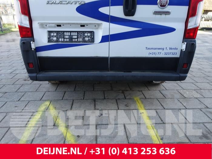 Bakre stötfångare från en Fiat Ducato (250) 2.3 D 130 Multijet 2019