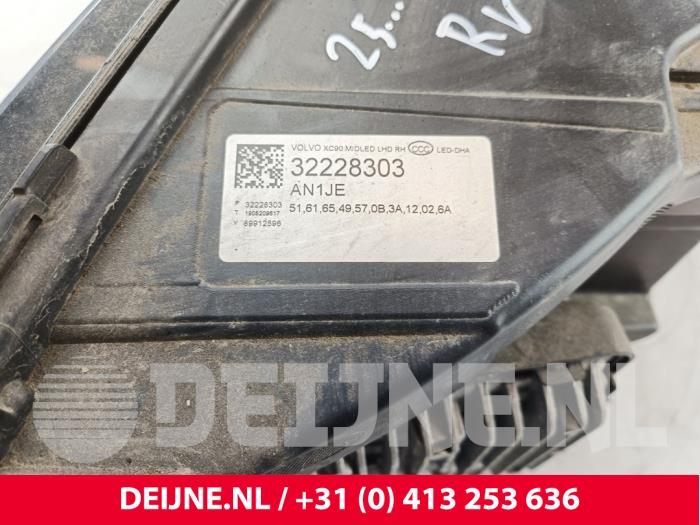 Headlight, right Volvo XC90 II 2.0 T5 16V AWD - 32228303 VOLVO
