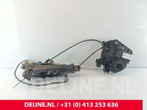 Gebruikte Schuifdeur Slotmechaniek rechts Peugeot Expert (V1/VA/VB/VE/VF/VT/VY) 2.0 Blue HDi 120 16V Prijs € 72,60 Inclusief btw aangeboden door van Deijne Onderdelen Uden B.V.