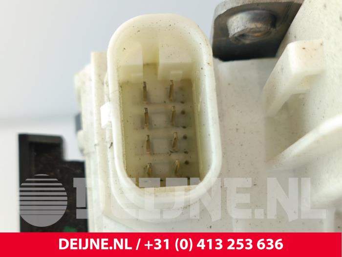 Låsmekanism, skjutdörr, höger från en Mercedes-Benz Vito (447.6) 1.7 110 CDI 16V 2020