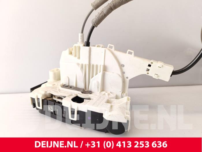 Låsmekanism, skjutdörr, höger från en Mercedes-Benz Vito (447.6) 1.7 110 CDI 16V 2020