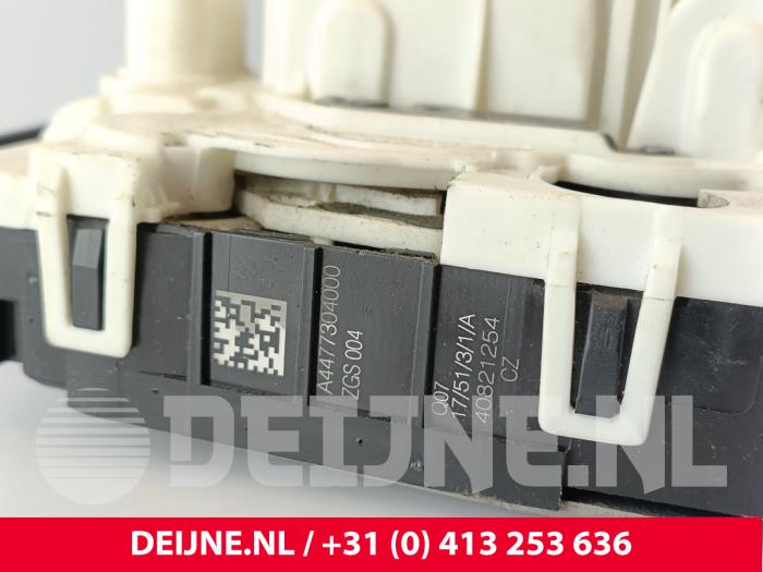 Låsmekanism, skjutdörr, höger från en Mercedes-Benz Vito (447.6) 1.7 110 CDI 16V 2020