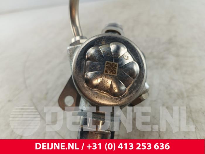 Mekanisk bränslepump från en Volvo XC90 II 2.0 T8 16V Twin Engine AWD 2017