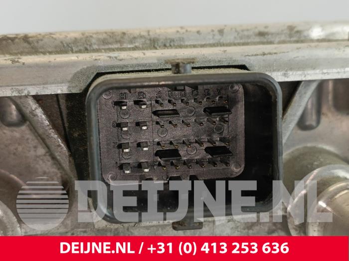 On-board laddare från en Volvo XC90 II 2.0 T8 16V Twin Engine AWD 2017