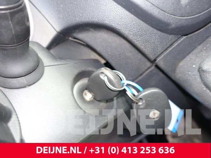 Tändningslås + nyckel från en Renault Master III (FV) 2.3 dCi 125 16V FWD 2015