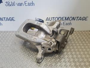Gebruikte Remklauw (Tang) links-achter Opel Corsa F (UB/UH/UP) 1.2 Turbo 12V 100 Prijs € 121,00 Inclusief btw aangeboden door Autodemontage J&W van Esch