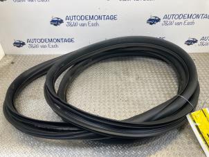 Begagnade Dörrtätning, 2-dörrars, vänster Citroen DS3 (SA) 1.4 16V VTi Pris € 30,25 Inklusive moms erbjuds av Autodemontage J&W van Esch