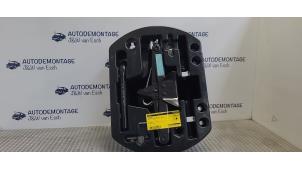 Begagnade Domkraftsset Renault Captur (2R) 1.2 TCE 16V EDC Pris € 42,35 Inklusive moms erbjuds av Autodemontage J&W van Esch