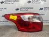 Achterlicht links van een Ford Focus 3 Wagon, 2010 / 2020 1.6 Ti-VCT 16V 105, Combi/o, Benzine, 1.596cc, 77kW (105pk), FWD, IQDB, 2010-07 / 2018-05 2012