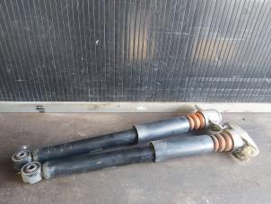 Używane Zestaw amortyzatorów Volkswagen Passat Variant (3C5) 2.0 TFSI/TSI 16V Cena € 29,99 Procedura marży oferowane przez Autodemontage Gout